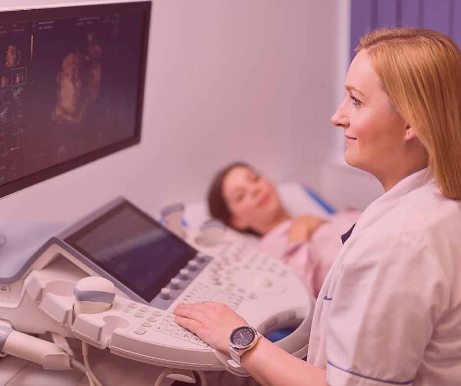 Zdjęcie przedstawia lekarza wykonującego badanie USG prenatalne dla kobiety w ciąży